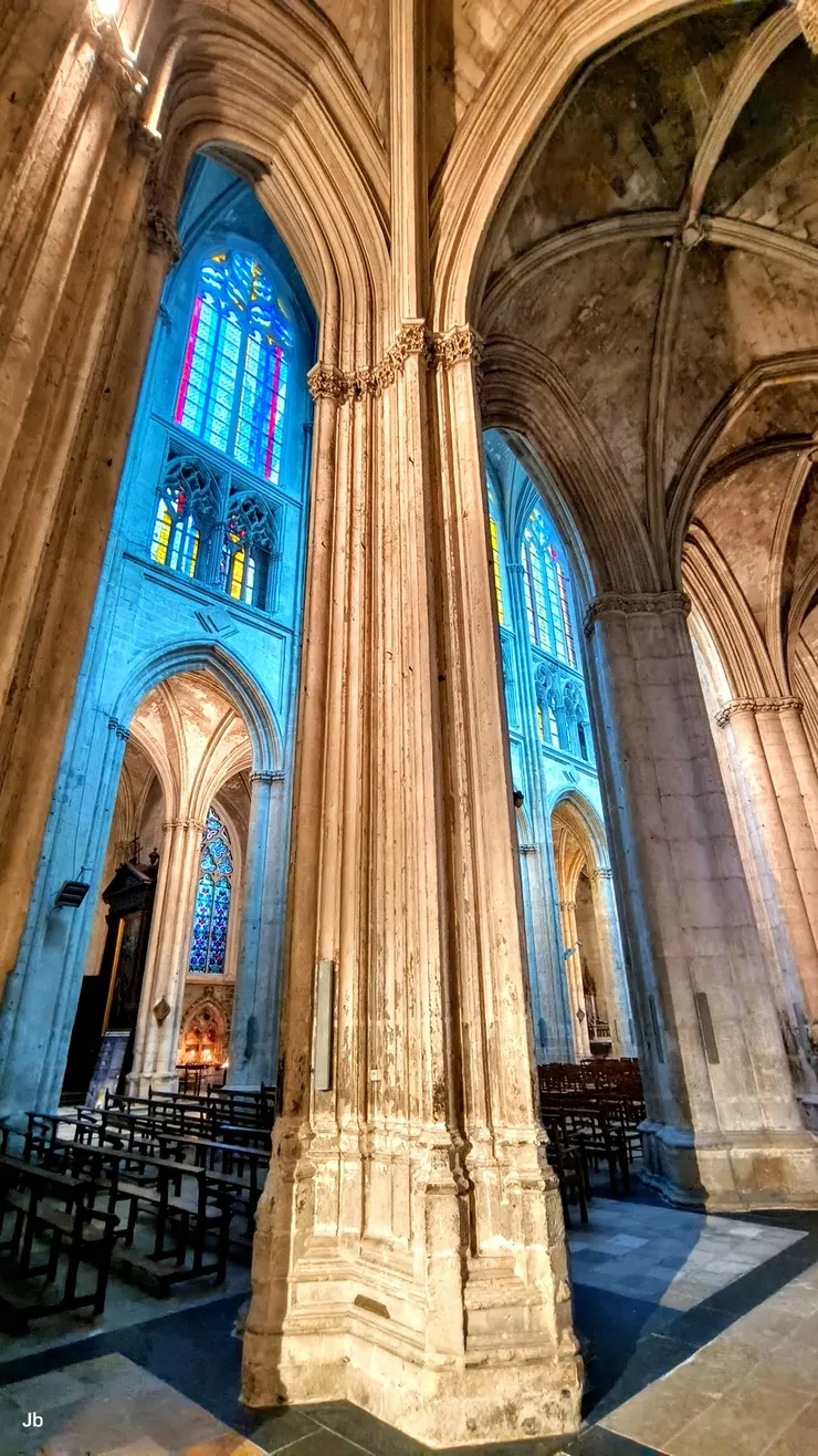 【要光有光彩色玻璃窗令人嘆嗟 仰之彌高無數拱柱連環接穹頂 祭壇與旁廳没繞完腦袋已打結】