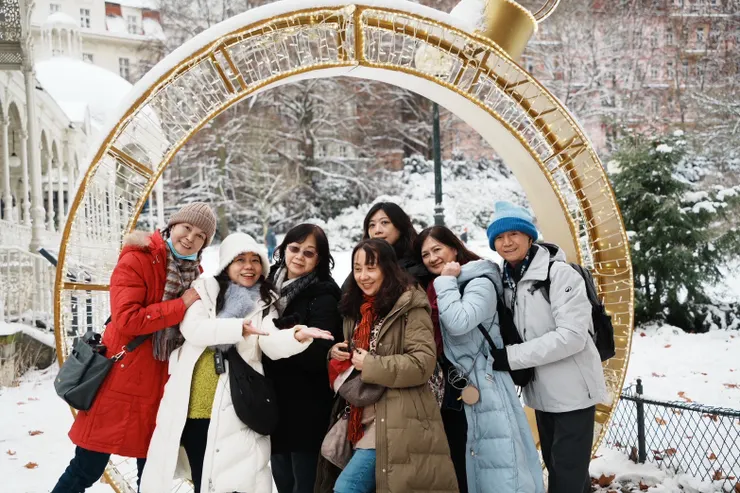 五位同仁共同踏上奧地利與捷克的歐洲旅程並合影留念，康成志業員工們一致表示，安心出國的底氣來自公司獎金制度支持與個人努力成果。(圖/康成志業)