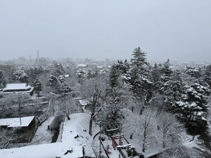 在天守閣上遠眺會津若松市。