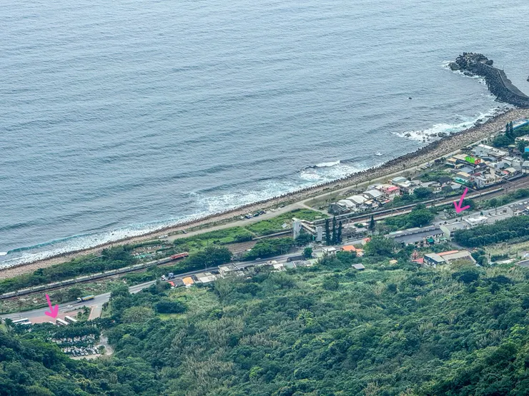 山頂上欣賞風景.  右邊粉色箭頭是大里車站停車場，我們的停車處。 左邊粉紅箭是大里天公廟停車場。