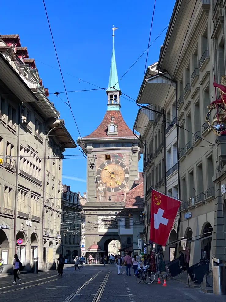 人來人往的大街，熱鬧卻不擁擠，走起來十分舒服