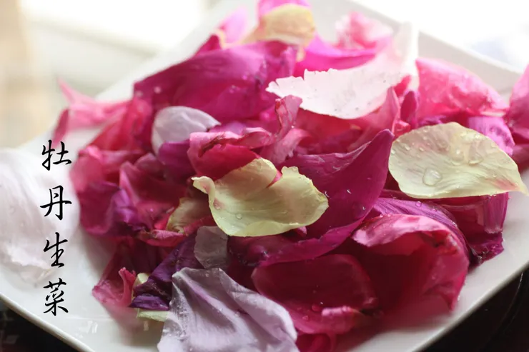 山家清供記載南宋的憲聖皇后吃生菜時，喜歡拌入新鮮的牡丹花瓣。