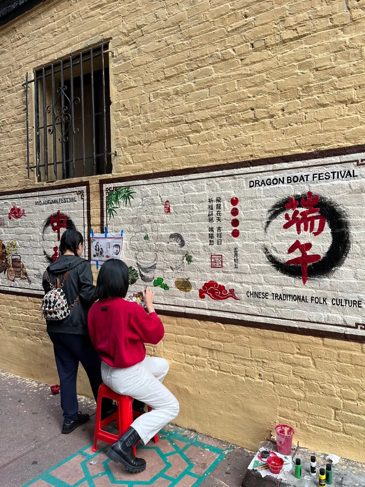 舊金山唐人街 巧遇壁畫作畫中