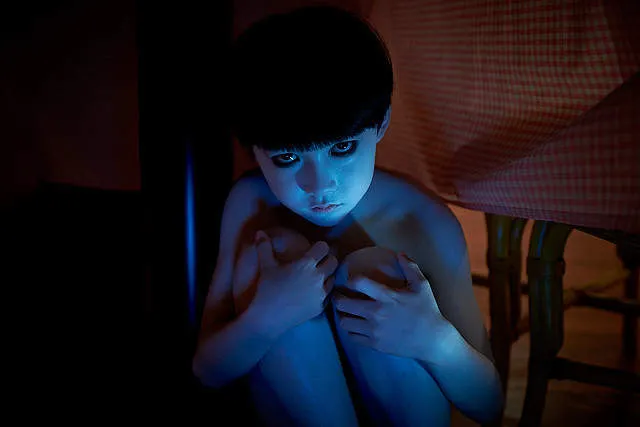 《咒怨》裡的小男孩佐伯俊雄,不一樣的內在小孩氛圍意象圖