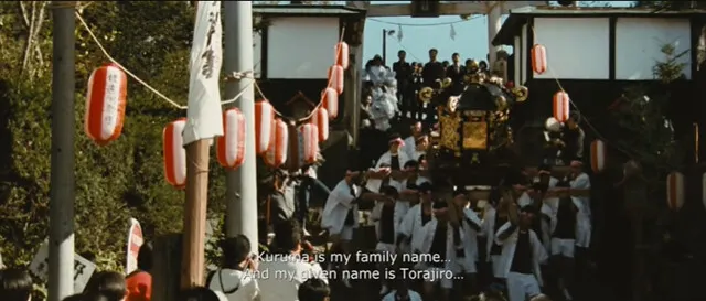 信眾抬著健速神社的神輿走下鳥居前的長台階