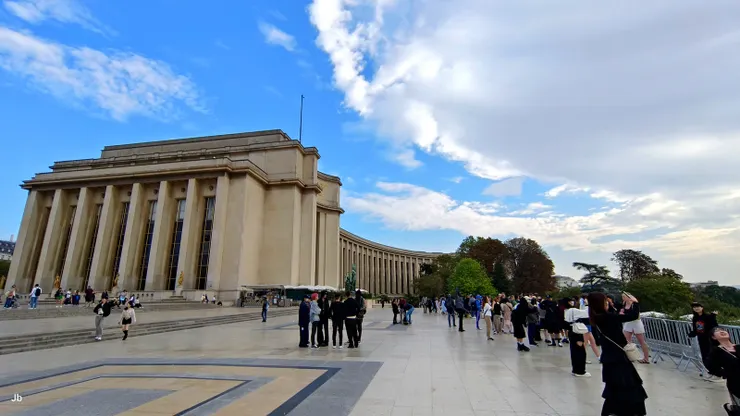 【約10點抵達拍攝鐵塔最佳地點特羅卡德羅廣場！左側建築為夏樂宮（Palais de Chaillot），內有建築與文化遺產城（Cité de l'architecture et du patrimoine）等博物館。】