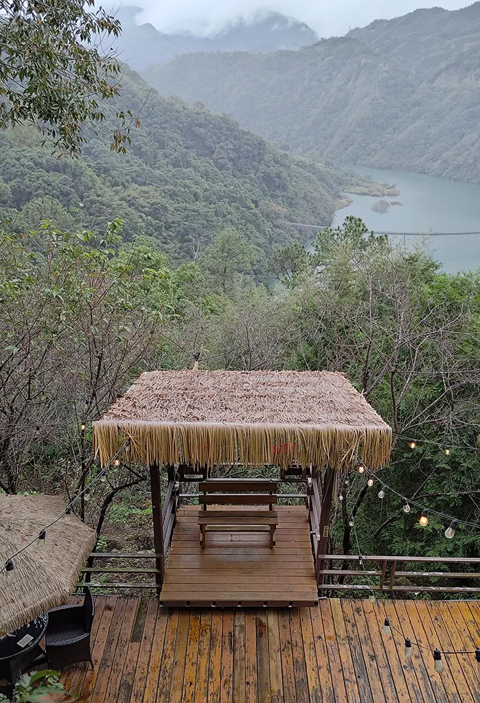 可愛的草棚搖椅