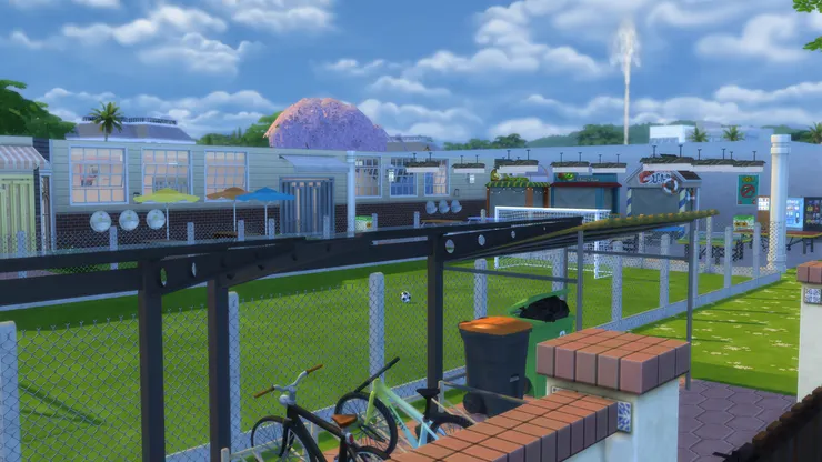 側門另外一個用途是讓同學的單車停進校園，還有送走垃圾。