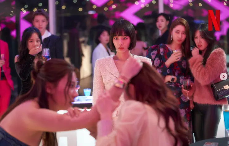 朴圭瑛飾演的女主角徐雅莉，陰錯陽差從素人變成網紅。（圖／取自Netflix IG）