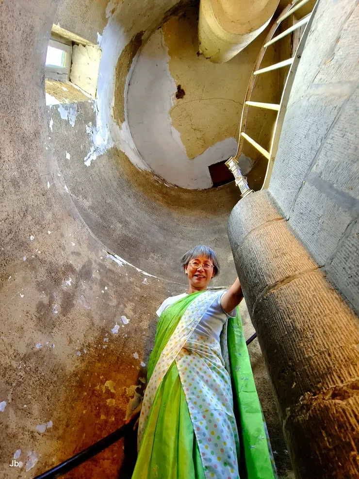 【世外桃源登螺旋爬梯從堡頂遠眺！蘭妲帶我們走「秘徑」登堡頂，是狹仄的螺旋爬梯。】