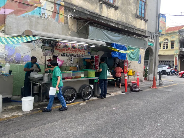 在小販中心或街邊攤位用餐，點杯飲料似乎是不成文的禮儀，更像是換取座位的入場券。