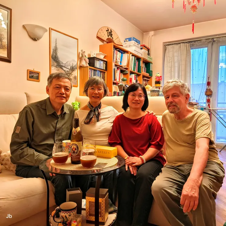 【首都居大不易斗室溫馨正好聊天，方信特別留下致意遠客共飲啤酒！老大方吉在其他城市，方信趕來會面，拍照的是他。克里斯和兒子們都愛好啤酒，正合我意。】