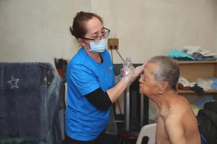 擦澡後抹油潤膚。