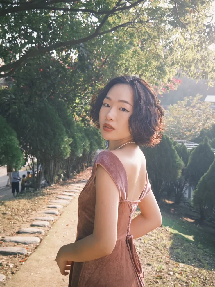 當天著公主打扮，配上下午的陽光怎麼拍都好看！（使用手機APP Dazz的FZN R相機）