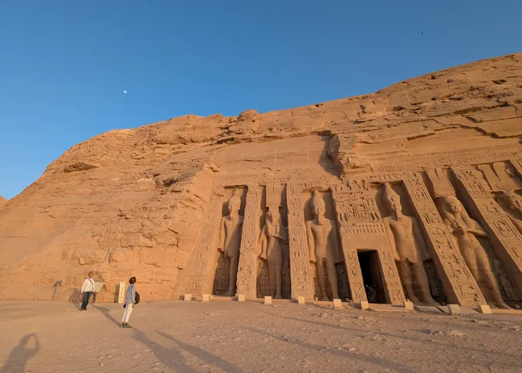 奈菲塔莉與拉美西斯肩並肩的雕像身影,拍攝時約為早上七點,西邊的天空仍可見月亮的蹤跡。攝於2025年。