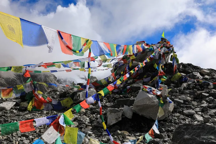 要戰綁布條傷害山的，建議都去尼泊爾走一遭，看看這個世界健行之國，因為信仰是怎麼綁的XD