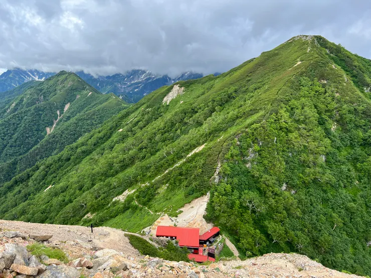 碎石坡下是大天井小屋