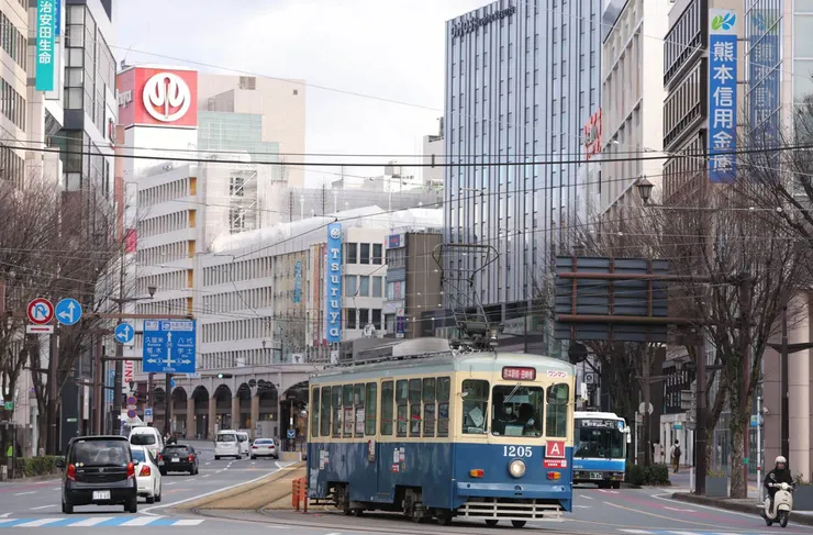 從通町筋開往熊本城・市役所前的熊本市營電車(圖片來源:讀賣新聞)