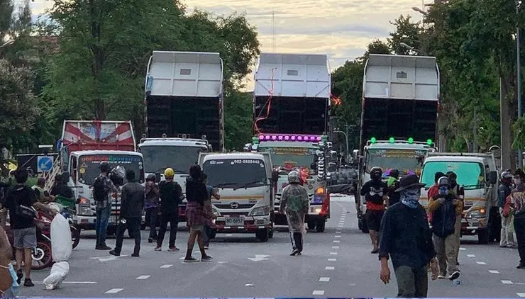 2021年的7月18號的抗議現場，開展的變形金剛們