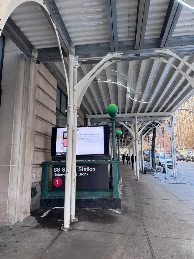 地鐵入口示意圖(綠色代表可通行