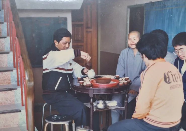 到師父禪房外泡茶話家常