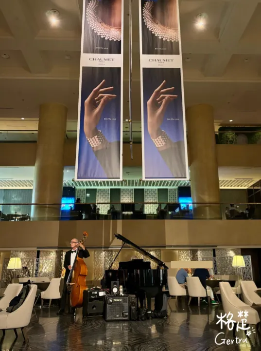 現場演奏，但拍照的時候演唱者的部分已經結束了。