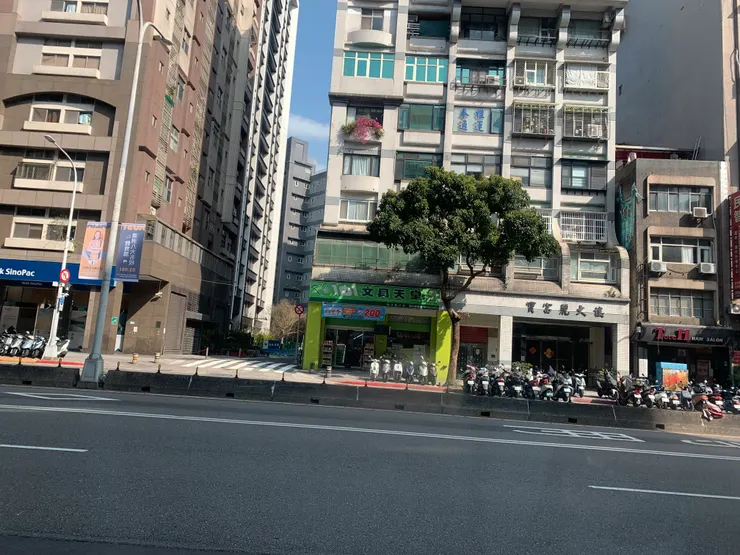 路邊待命中