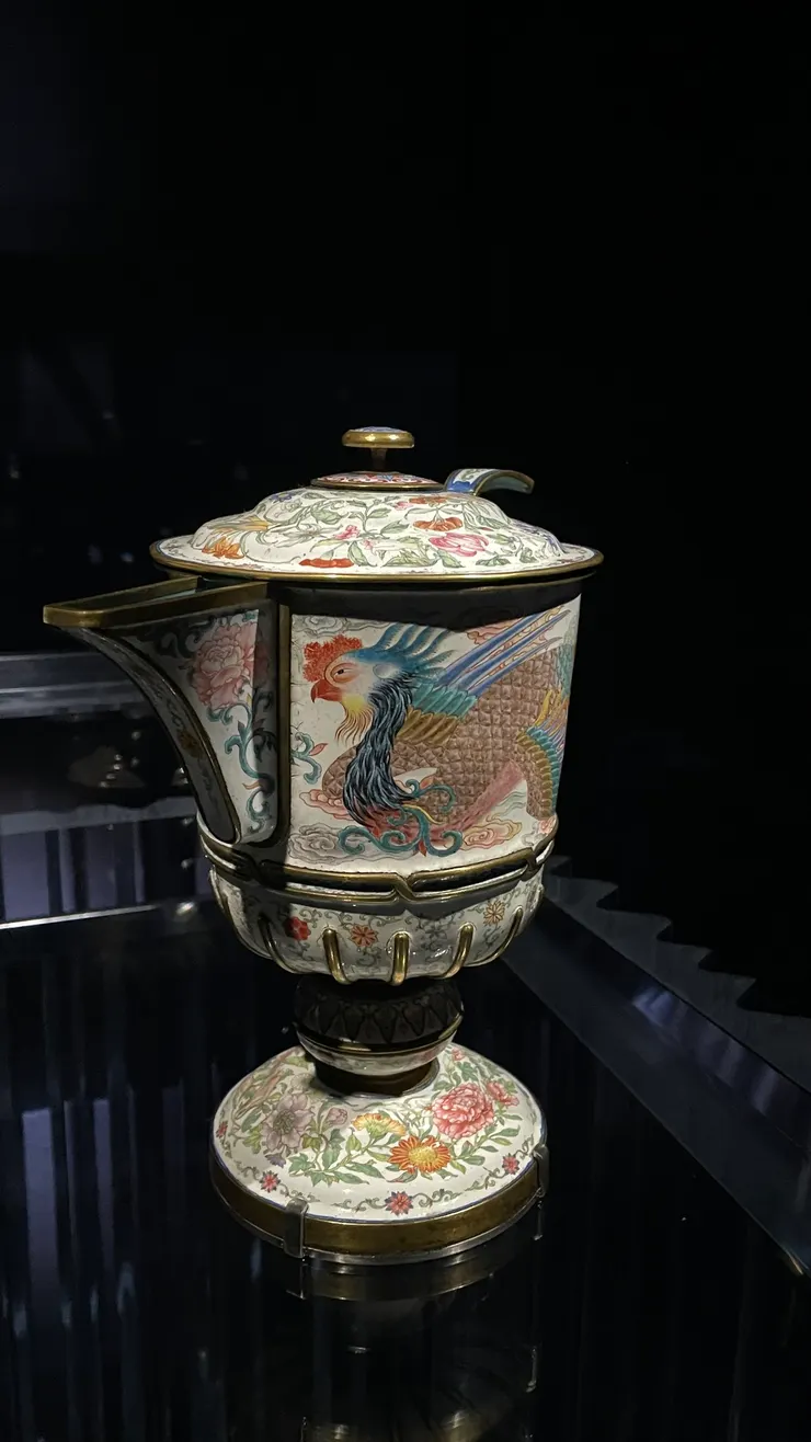 銅胎畫琺瑯鳳紋高足壺，故宮典藏。人家瓶身上是兩隻鳳凰，可不是雞喔