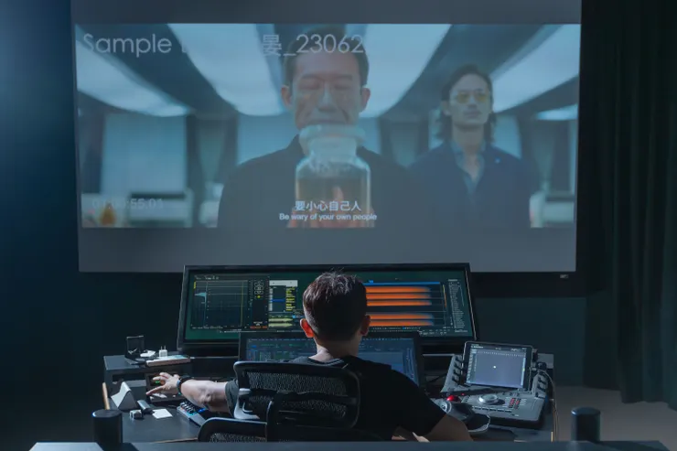 「，我在工作室內播出影像的畫面要跟他們提供的檔案是近似的，所以我選用器材的時候也會注意器材解析能力與顏色上的表現，要是足夠專業的。」