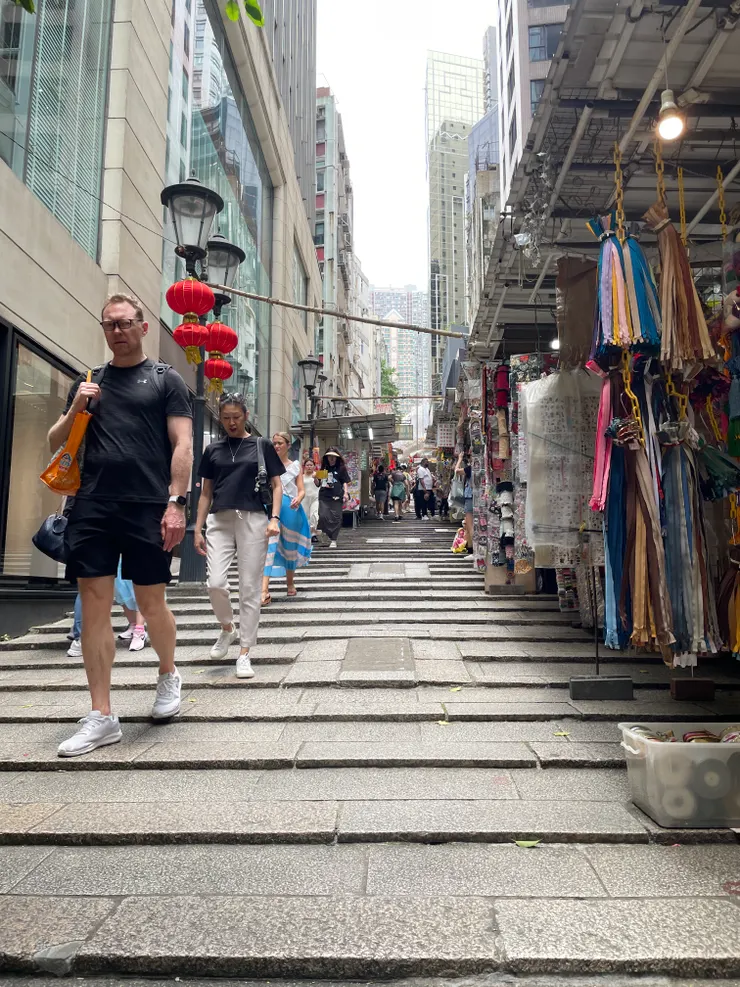 中環石板街，有很多小攤商賣紀念品。