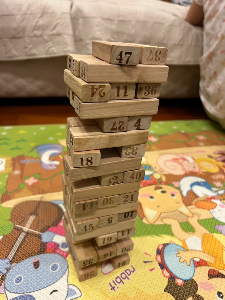 搖搖欲墜的疊疊樂...XD