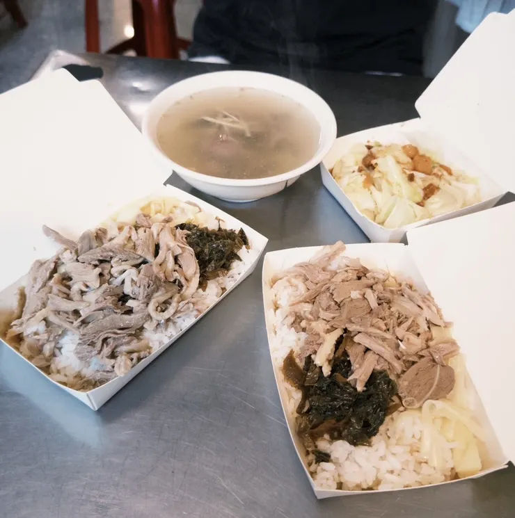 門口雖寫不能內用,但可以用免洗餐具內用。