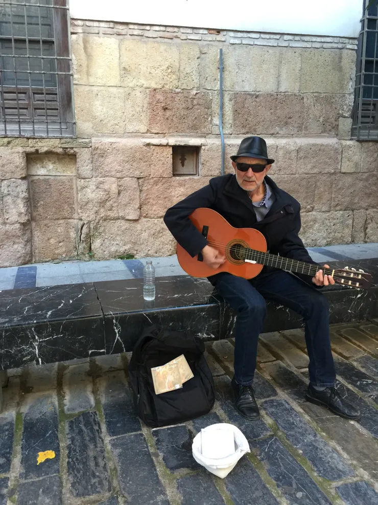 教堂附近街頭彈唱藝人