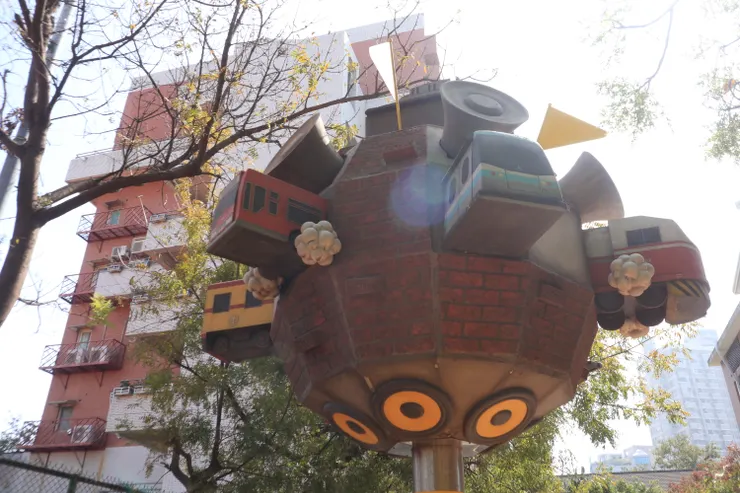 從頂端球體＂破繭而出＂的眾多交通工具