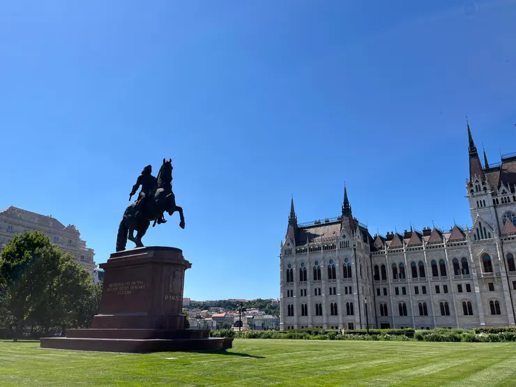 國會大廈附近的Equestrian statue of Francis II Rákóczi