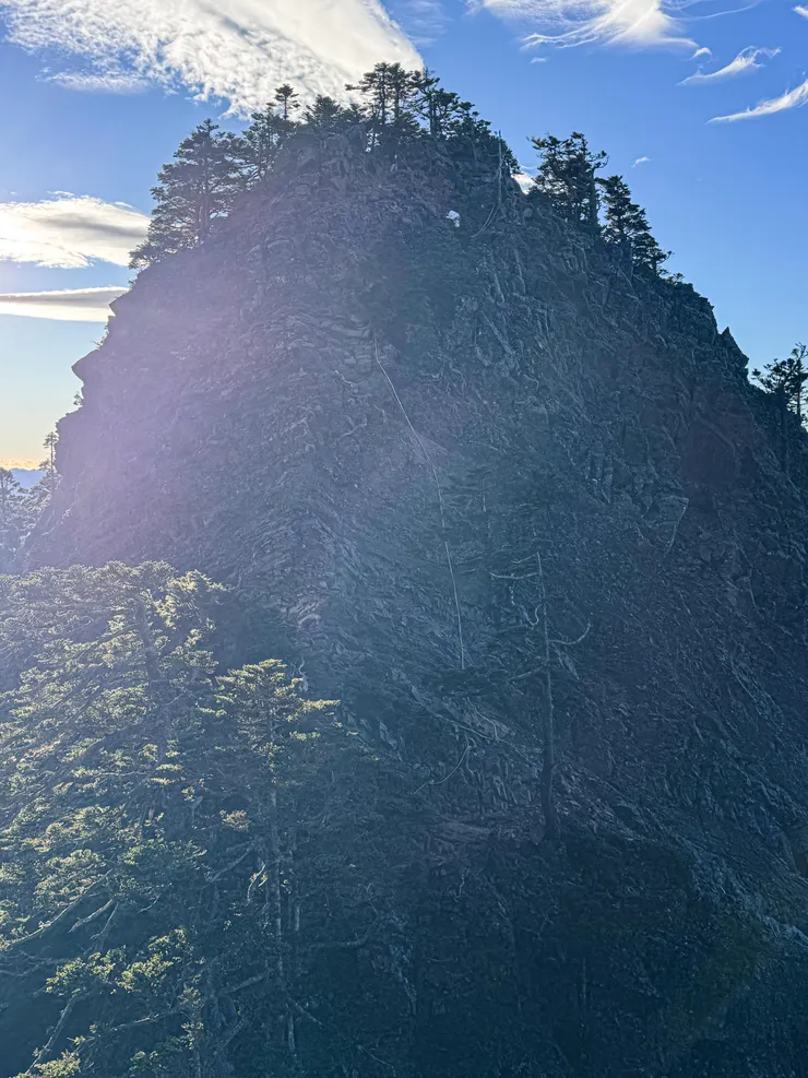 回望V斷，此時有他隊山友正在下切。