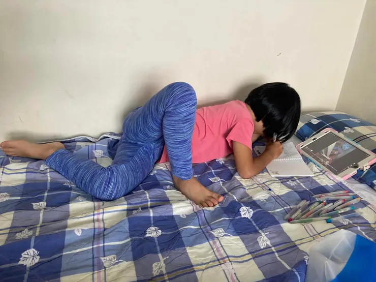 邊畫畫，邊做瑜珈😂