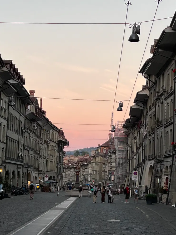 吃完晚餐，隨便走走，遠方的晚霞增添了伯恩更多的美麗