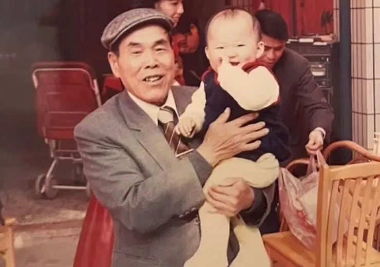 陳友明伯伯抱著當時才1歲的大女兒