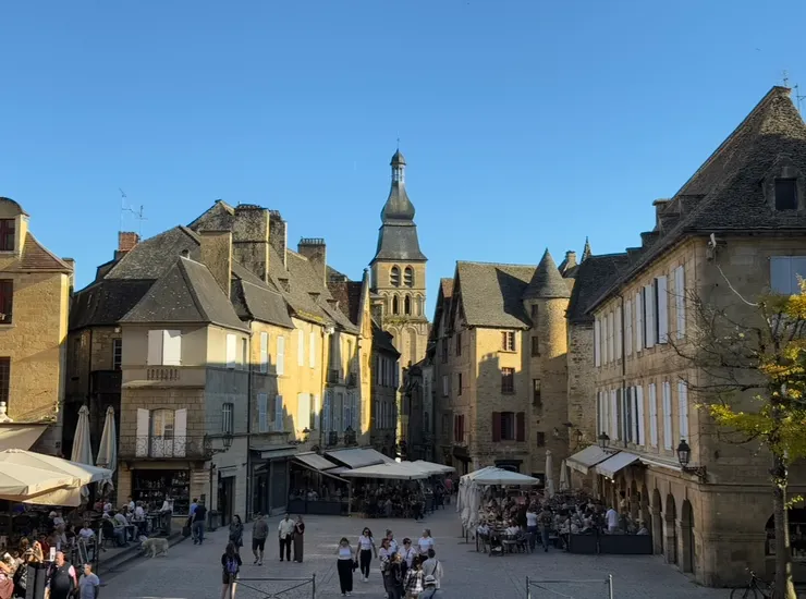 從雕像的視角望去的自由廣場和遠方的教堂