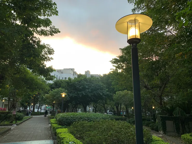 點燈了，不過今天有姐姐陪可以晚點回家🌙