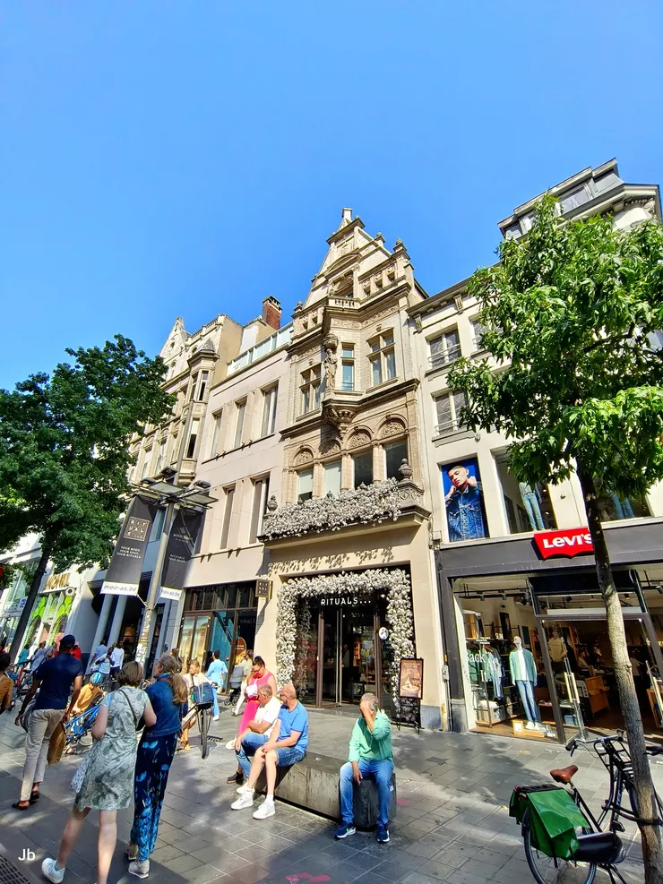 【梅爾街新古典歌德巴洛克建築風 徜徉購物舒爽甚街頭表演看不完】