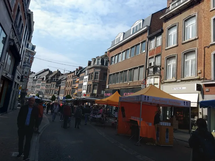 整條路上各式攤販都有