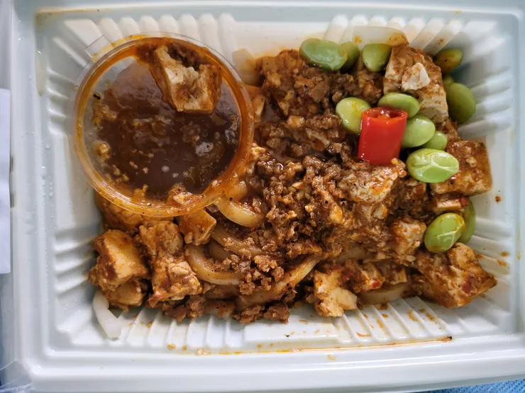 旁邊有附一盒特條醬盒 有麻辣感 請掙擢倒入～