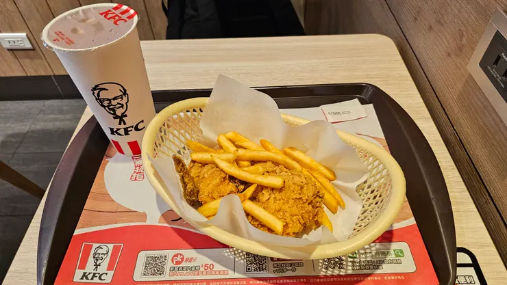 肯德基兩塊炸雞加一杯飲料和一份薯條的套餐價格是179元新台幣!