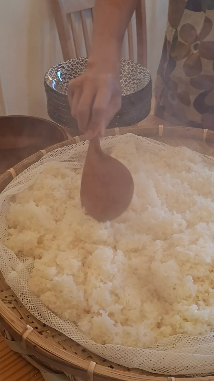 蒸好的米,炊煙氤氳