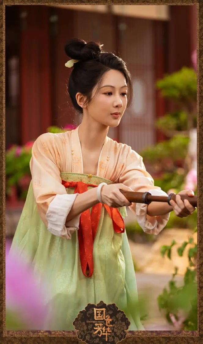 何惟芳照顧牡丹花親力親為  (圖片引自連結內容)