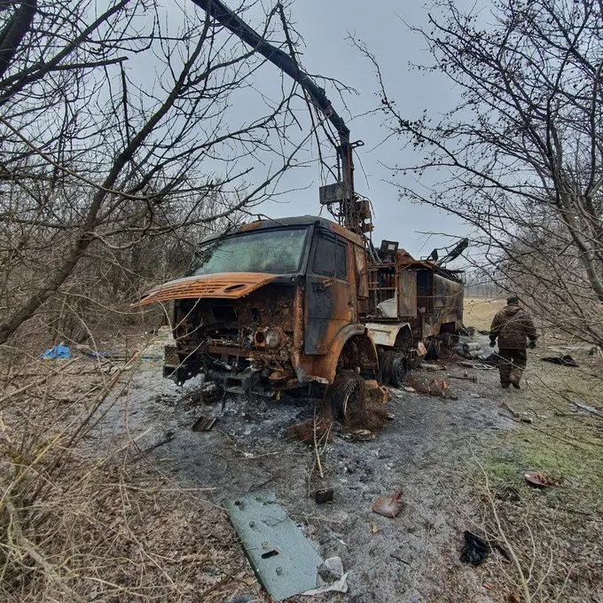一輛在烏克蘭遭到摧毀的帕蘭廷(Палантин)電戰系統，這套系統於2019年起開始服役，其職能與居民系統基本一致，根據官方報導來看該系統擁有比居民系統更精準且有針對性的干擾頻率以及對採用SDR(軟體定義無線電）設備的干擾能力。目前這一型車輛共有3輛以確認於烏克蘭戰損。