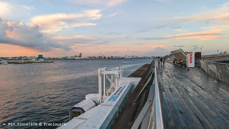 大棧橋上，來自各地的遊客散布於橋上憩坐。