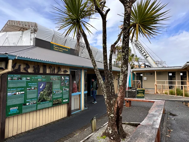 步道入口對面的DOC遊客中心，目前在做局部的工程，內部則有完工後的展示圖面。